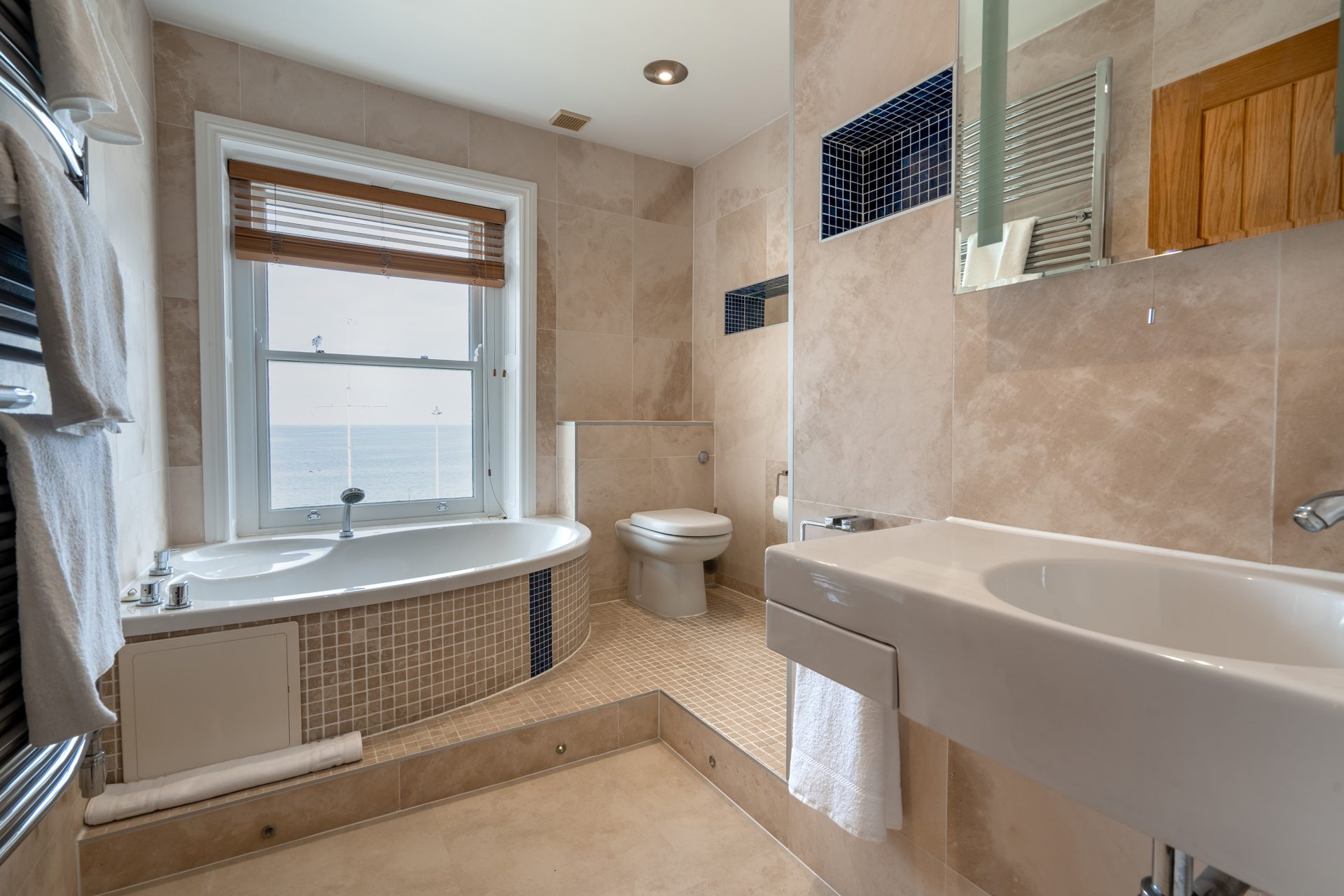 Bathroom view in Amsterdam room in Gwesty Cymru